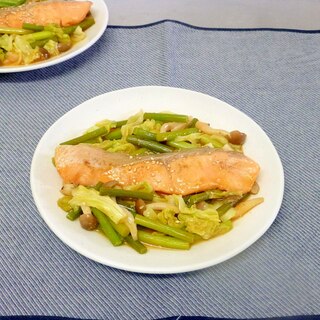 鮭とキャベツとニンニクの芽の味噌蒸し